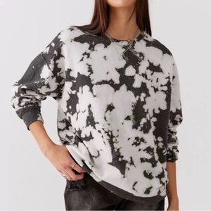 ❤️ Urban Outfitters Urban Renewal
BW Tie-Dye Crew Neck Sweatshirt ONE
SIZE ❤️